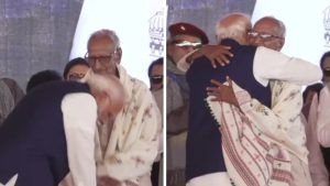 ৯৭ বছর বয়সী নেতার পা ছুঁয়ে প্রণাম করলেন মোদি