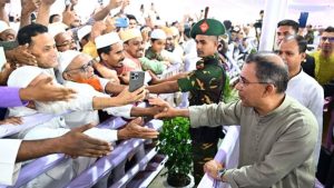 মুসল্লিদের সঙ্গে প্রধানমন্ত্রীর শুভেচ্ছা বিনিময়
