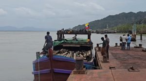 এক বছর পর মিয়ানমারের ৯৬৩ পিস কাঠবোঝাই ট্রলার টেকনাফ বন্দরে ভিড়েছে