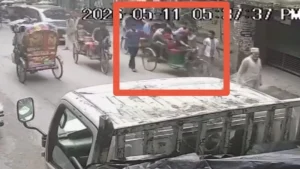 মোহাম্মদপুরে প্রকাশ্য ছিনতাই, রিকশা থামিয়ে অস্ত্রের মুখে লুট