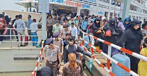 ঈদযাত্রায় চাঁদপুর লঞ্চঘাটে ঘরমুখো মানুষের উপচে পড়া ভিড়