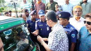 রাঙ্গামাটিতে গাড়ির কিউআর কোড স্ক্যান করলেই মিলবে চালকের সব তথ্য