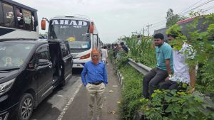 ঢাকা থেকে টাঙ্গাইল যেতেই ১২ ঘণ্টা, ঈদ উপহার দিতে না পেরে জামায়াত এমপির ক্ষোভ