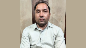 প্রশ্নপত্র ফাঁসের প্রলোভন দেখিয়ে দীর্ঘদিন ধরে ছাত্রীকে হয়রানির অভিযোগ হিন্দু শিক্ষকের বিরুদ্ধে
