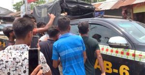 র্যাবের গাড়ি ভাঙচুর করে দুই আসামি ছিনিয়ে নিলো উত্তেজিত জনতা