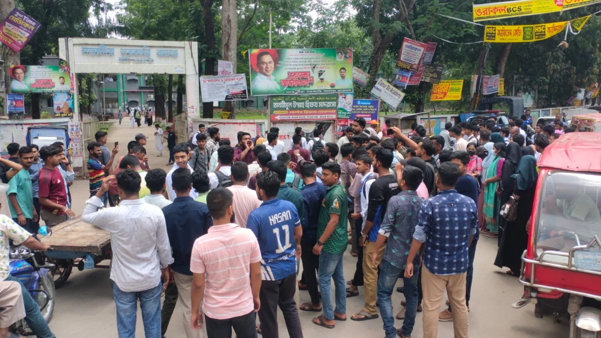 শিক্ষক লাঞ্ছনার প্রতিবাদে সাতক্ষীরায় সড়ক অবরোধ, উত্তেজনার মুখে কোচিং সেন্টার বন্ধ