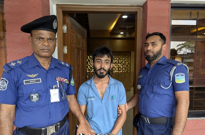 বাকৃবিতে গোপনে ছাত্রীদের ছবি তোলতে গিয়ে আটক মাদকাসক্ত তোফায়েল