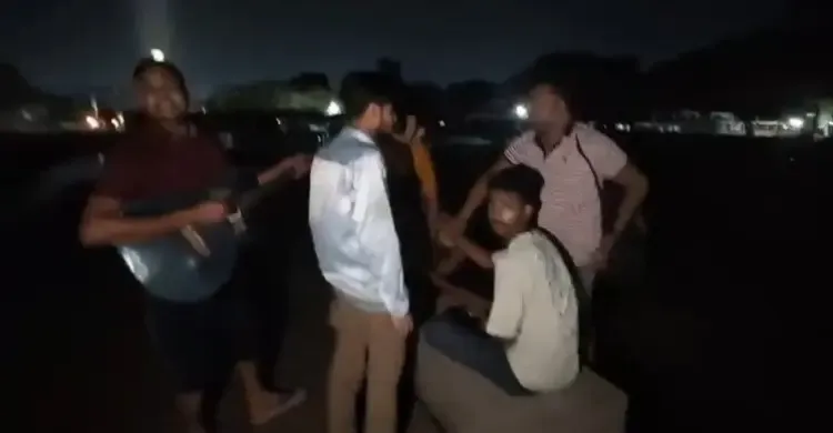 সোহরাওয়ার্দী উদ্যানে গান গেয়ে ৭ মাদকসেবীকে হাতেনাতে ধরল পুলিশ