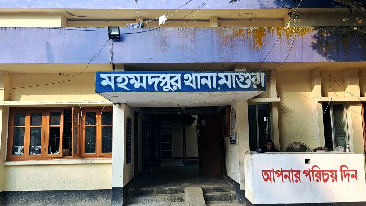 প্রবাসীর স্ত্রীর সঙ্গে আপত্তিকর অবস্থায় শিবির কর্মী আটক
