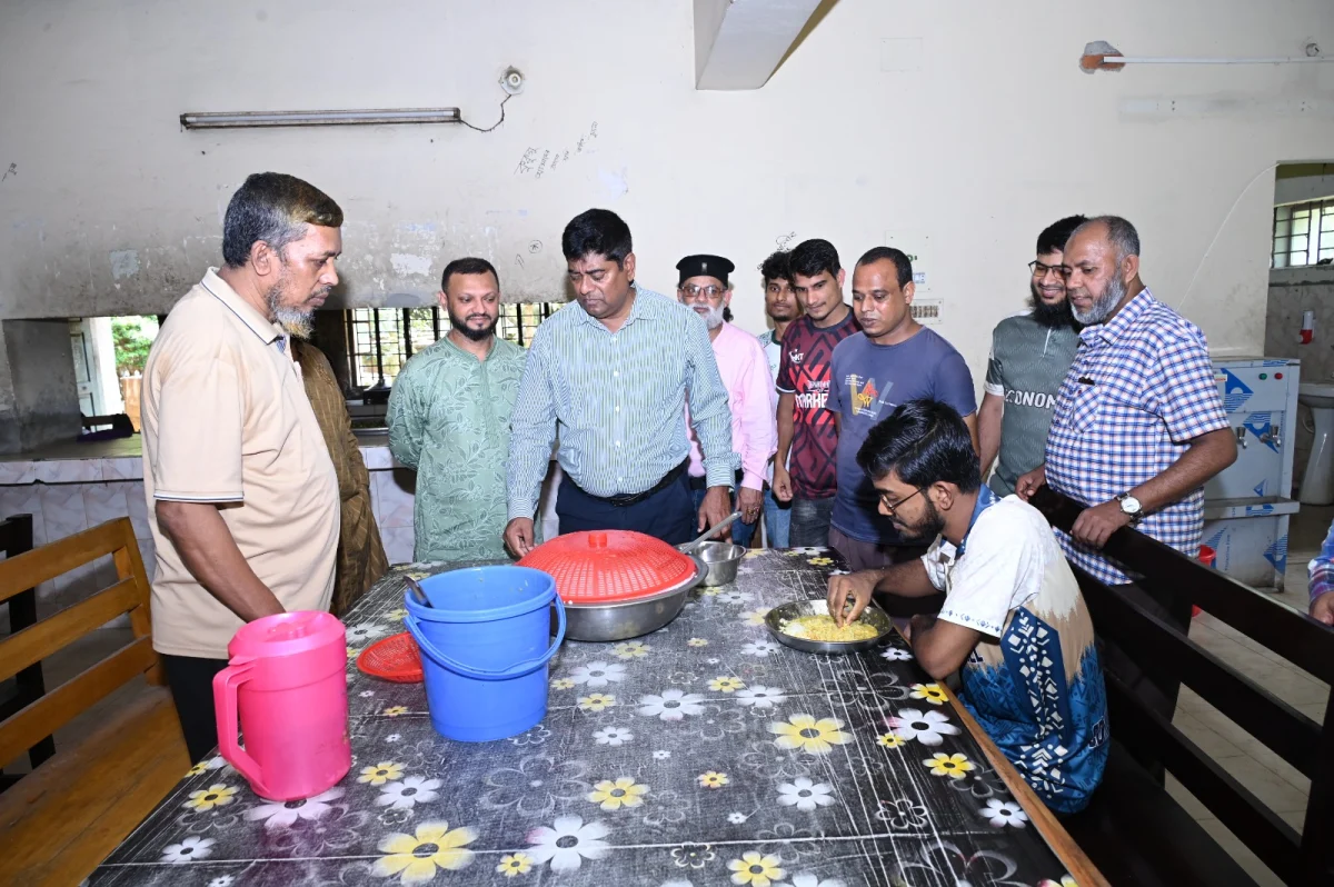 শিক্ষার্থীবান্ধব ক্যাম্পাস গঠনে আবাসিক হল পরিদর্শন করলেন কুবি উপাচার্য