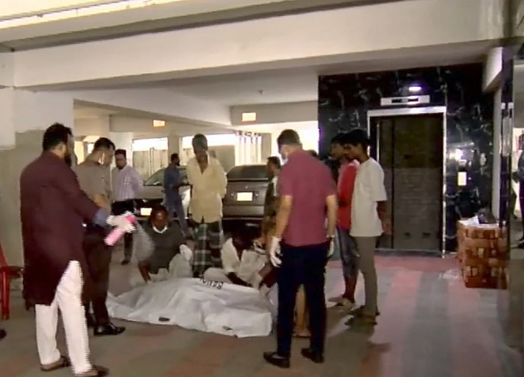 চট্টগ্রামের পাঠানটুলিতে ভবনের লিফটের নিচে মিলল নিখোঁজ ব্যক্তির রক্তাক্ত লাশ