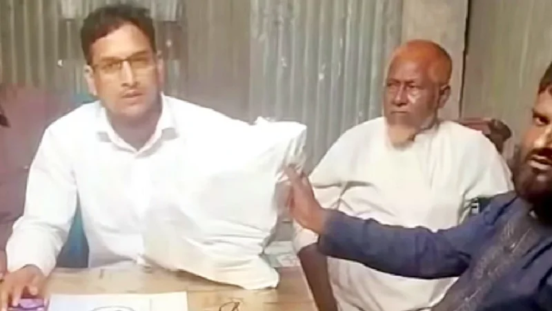 বিতর্কের মুখে ৪ হাজার ভিজিএফ কার্ড ফেরত দিলেন বিএনপির নেতারা