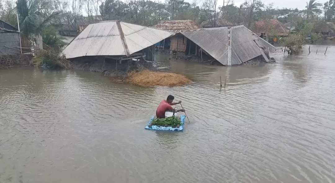 ঘূর্ণিঝড় আইলার ১৭ বছরেও কাটেনি উপকূলের ক্ষত, টেকসই বেড়িবাঁধের অপেক্ষায় লাখো মানুষ