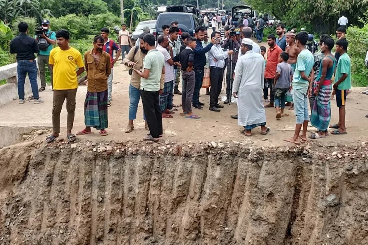 রাস্তা কেটে জঙ্গল সলিমপুরে র্যাবের ক্যাম্পে সন্ত্রাসীদের হামলা