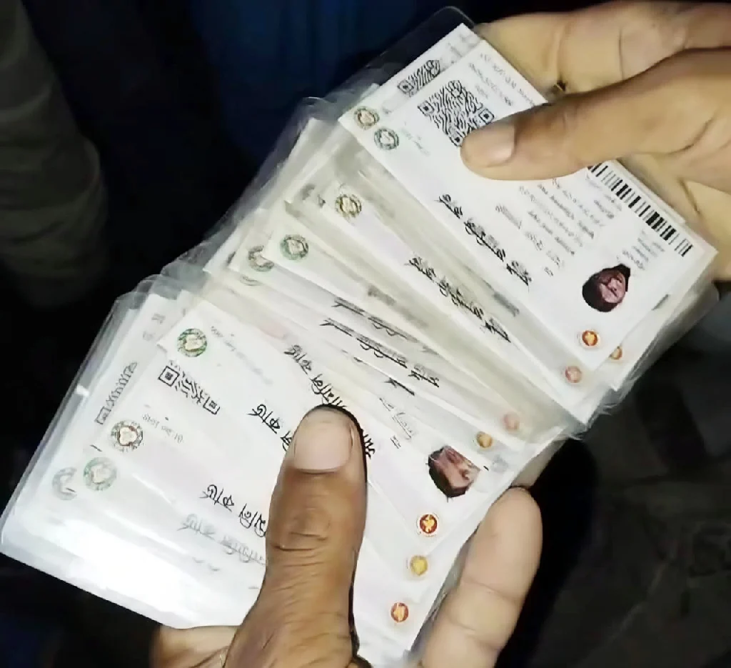 টিসিবির চাল ও ফ্যামিলি কার্ডসহ জনতার হাতে জামায়াত নেতা আটক
