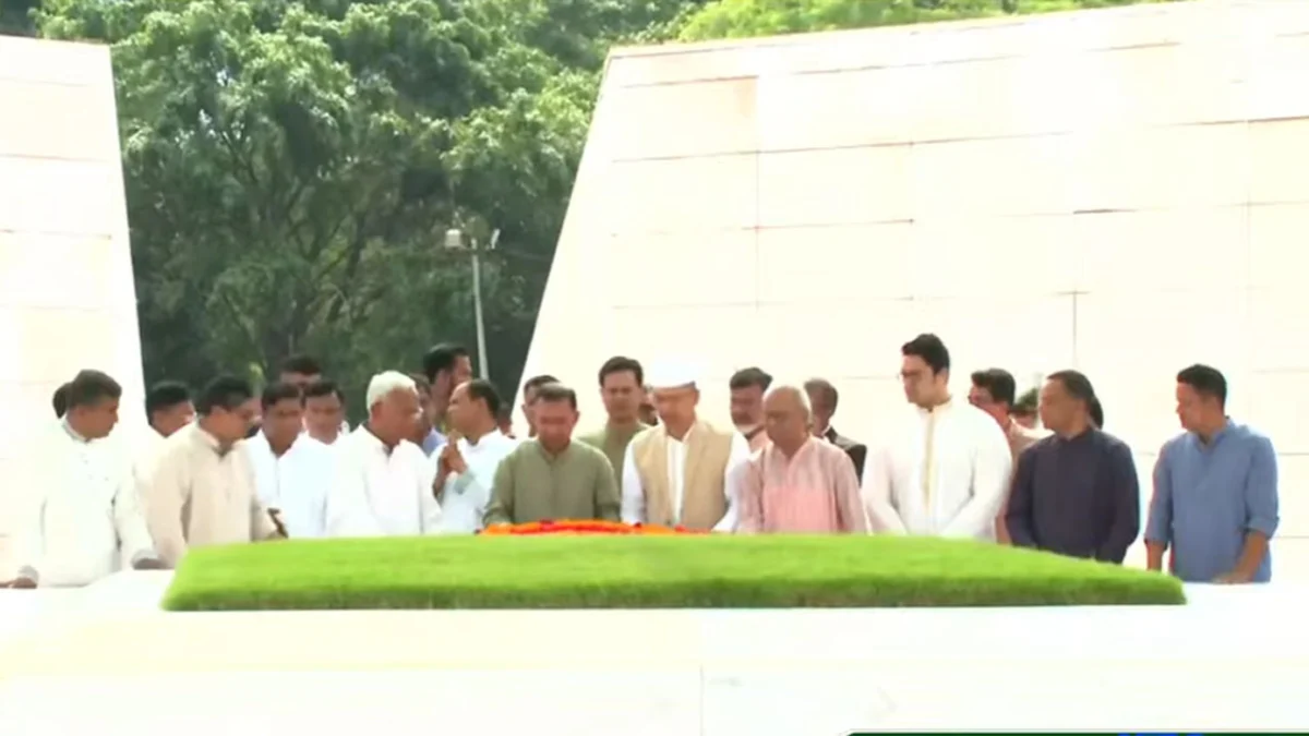 বাবা-মার কবর জিয়ারত করলেন প্রধানমন্ত্রী