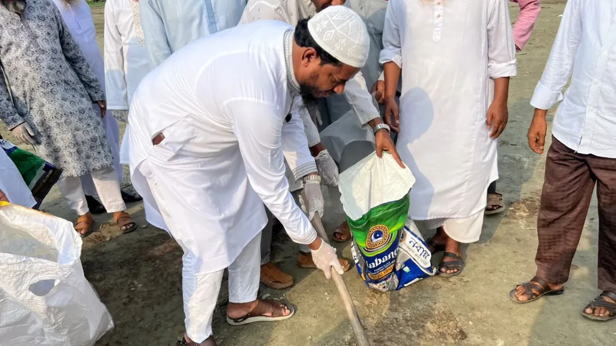 পশুর হাটের ময়লা নিজেই পরিষ্কার করলেন এমপি মাসুদ
