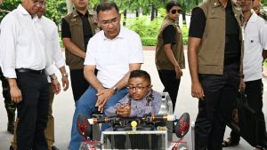 বিশেষ চাহিদাসম্পন্ন তরুণের বানানো ‘স্মার্ট কারে’ চড়লেন প্রধানমন্ত্রী