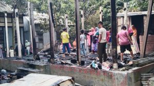 তিন সন্তানকে বাঁচিয়ে আগুনে পুড়ে মারা গেলেন স্বামী-স্ত্রী