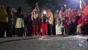 ছাত্ররাজনীতি নিষিদ্ধের দাবিতে মধ্যরাতে ইডেন মহিলা কলেজে বিক্ষোভ