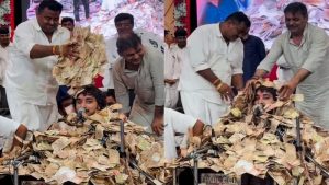টাকার স্তূপের নিচে চাপা পড়েও গান চালিয়ে গেলেন গুজরাটি গায়ক