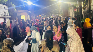 মধ্যরাতে ঢাবির হলে শিক্ষার্থীদের বিক্ষোভ