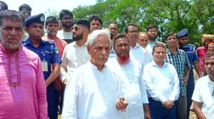 এভাবে হাসলে হবে না, একেবারে বাড়ি পাঠিয়ে দেব: খাল খনন কর্মকর্তাকে সংস্কৃতিমন্ত্রী