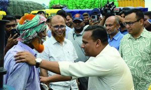 ফেরিতে বয়স্ক ডাব বিক্রেতার খোঁজ-খবর নিলেন নৌ প্রতিমন্ত্রী
