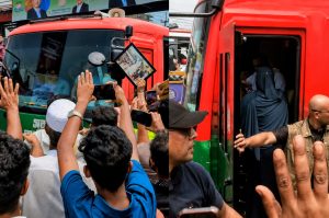 ভালুকায় বাস থামিয়ে মায়ের স্মৃতিবিজড়িত ছবি উপহার নিলেন প্রধানমন্ত্রী
