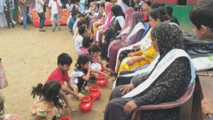 মা দিবসে মায়ের পা ধুয়ে সম্মান জানাল শিশুরা