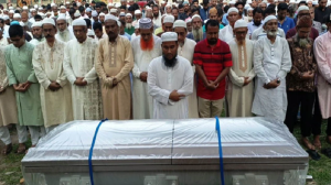 বাড়ির আঙিনায় দাদা-দাদির কবরের পাশে বৃষ্টির লাশ দাফন