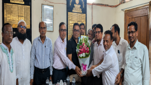 নাছরিন নবী পাইলট বালিকা উচ্চ বিদ্যালয়ের এডহক কমিটির সভাপতি শাহদাত হোসেন লিটনকে ফুলেল শুভেচ্ছা