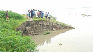 যমুনার ভাঙনে পূর্ব বাহুকায় বাঁধ ধস, আতঙ্কে নদীপাড়ের মানুষ