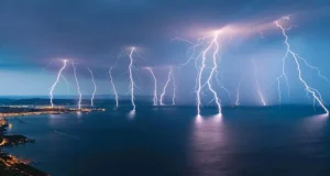 এই ৫ কাজ করুন ঝড়-বজ্রপাতের আগেই