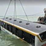 উদ্ধার করা হলো পদ্মায় ডুবে যাওয়া সেই বাস, যাত্রী ছিল ৩৮ জনের মতো