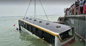 উদ্ধার করা হলো পদ্মায় ডুবে যাওয়া সেই বাস, যাত্রী ছিল ৩৮ জনের মতো