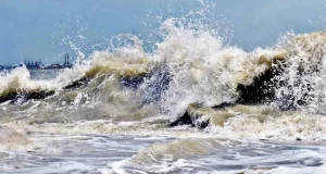 চার সমুদ্র বন্দরকে ৩ নম্বর সতর্ক সংকেত, উত্তাল বঙ্গোপসাগর