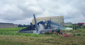 অবতরণের আগমুহূর্তে বিমান বিধ্বস্ত