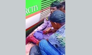ট্রেনে কাটা পড়া থেকে অল্পের জন্য রক্ষা পেল কিশোরী