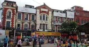 বাংলাদেশিদের জন্য ভিসা চালুর খবরে কলকাতার ব্যবসায়ীদের মিষ্টি বিতরণ