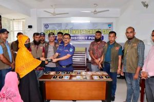 নড়াইলে হারিয়ে যাওয়া ২৬ টি মোবাইল ফোন ও নগদ টাকা উদ্ধার