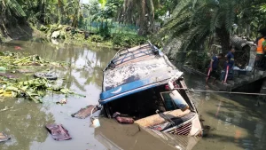 নিয়ন্ত্রণ হারিয়ে যাত্রীসহ বাস পুকুরে, যুবক নিহত, আহত ২৫