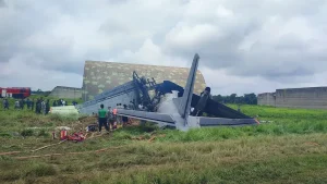 ভারতে অবতরণের আগমুহূর্তে বিমান বিধ্বস্ত
