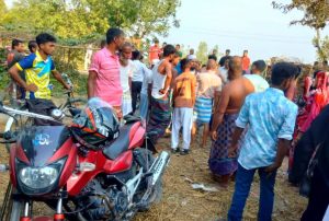 ট্রাকের ধাক্কায় প্রাণ গেল তরুণীর,আহত ১