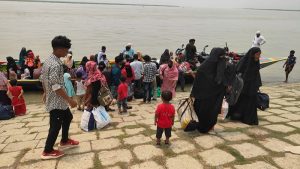 যানজট এড়াতে নৌকায় যমুনা পাড়ি দিতে ঢাকামুখী যাত্রীদের ভিড়