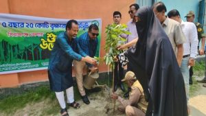 সিরাজগঞ্জে বৃক্ষরোপণ কর্মসূচির উদ্বোধন, শিক্ষার্থীদের মাঝে ২ হাজার চারা বিতরণ