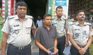 দোকান মিষ্টি কিনতে গিয়ে ইয়াবাসহ যুবক গ্রেফতার
