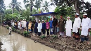 সাতক্ষীরার সখিপুরে খুঁড়ে রাখা রাস্তায় পানি জমে ভোগান্তি, জনদুর্ভোগ চরমে