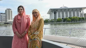 মালয়েশিয়ার প্রধানমন্ত্রীর স্ত্রীর সঙ্গে লেক ভ্রমণে ডা. জুবাইদা