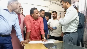 ‘হয় কাজ করবেন, না হলে চলে যাবেন’: স্বাস্থ্য কর্মকর্তাকে প্রতিমন্ত্রীর কড়া হুঁশিয়ারি
